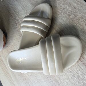 SEYCHELLES Puffy Slide Sandals